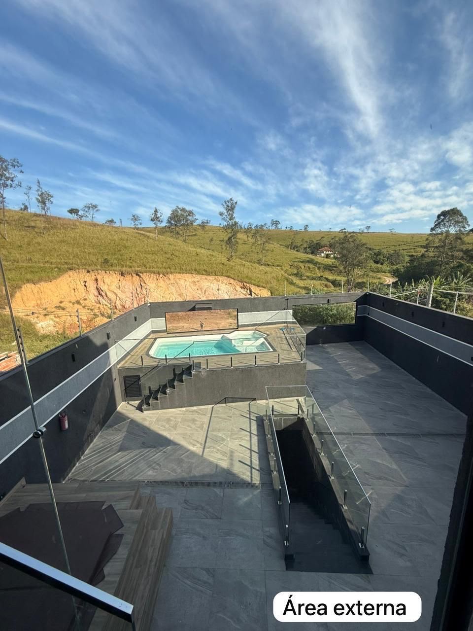 Área externa da JK Pool House com piscina e área de lazer